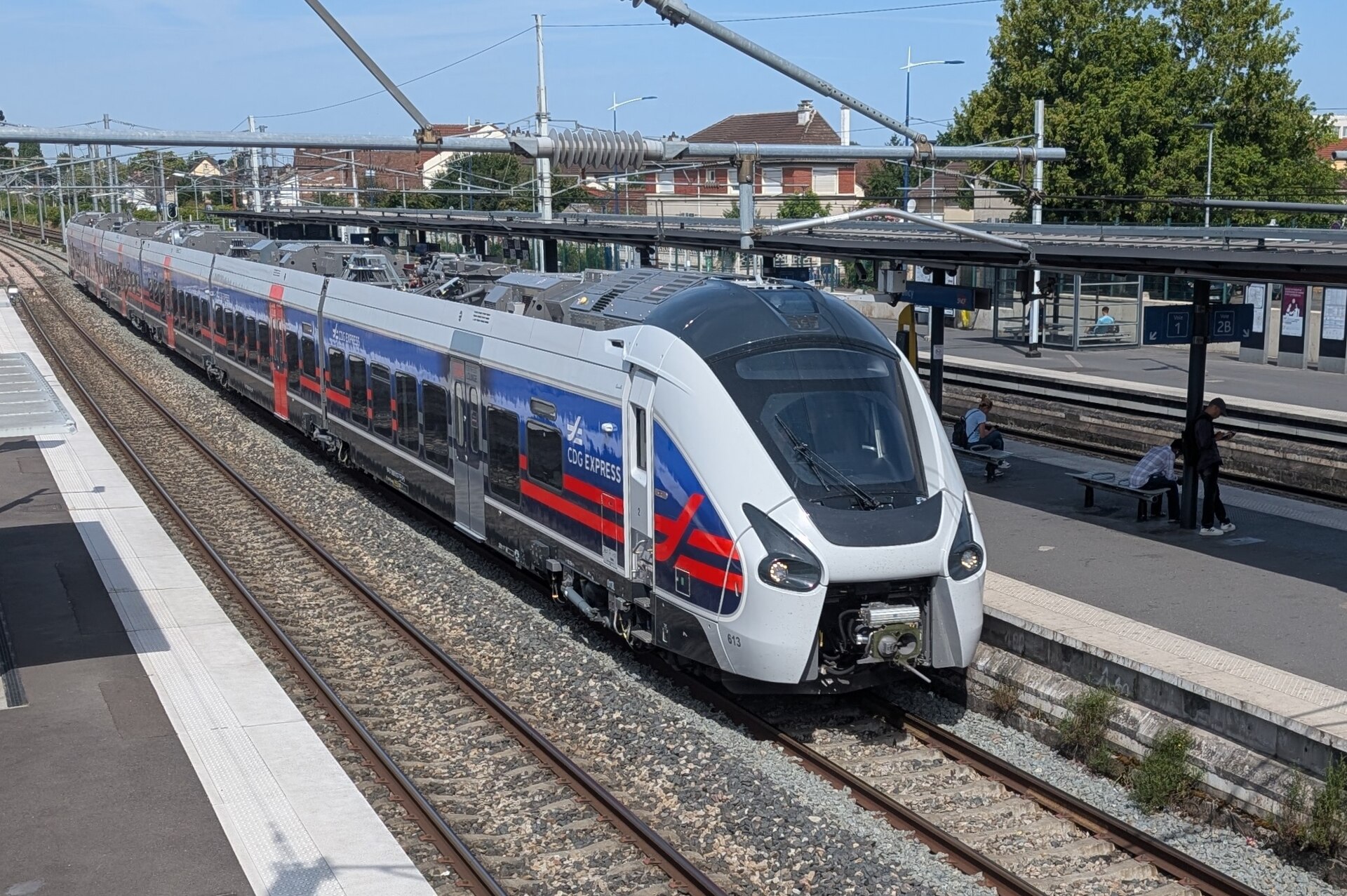 Rame 613 du CDG Express avec son pelliculage bleu et rouge