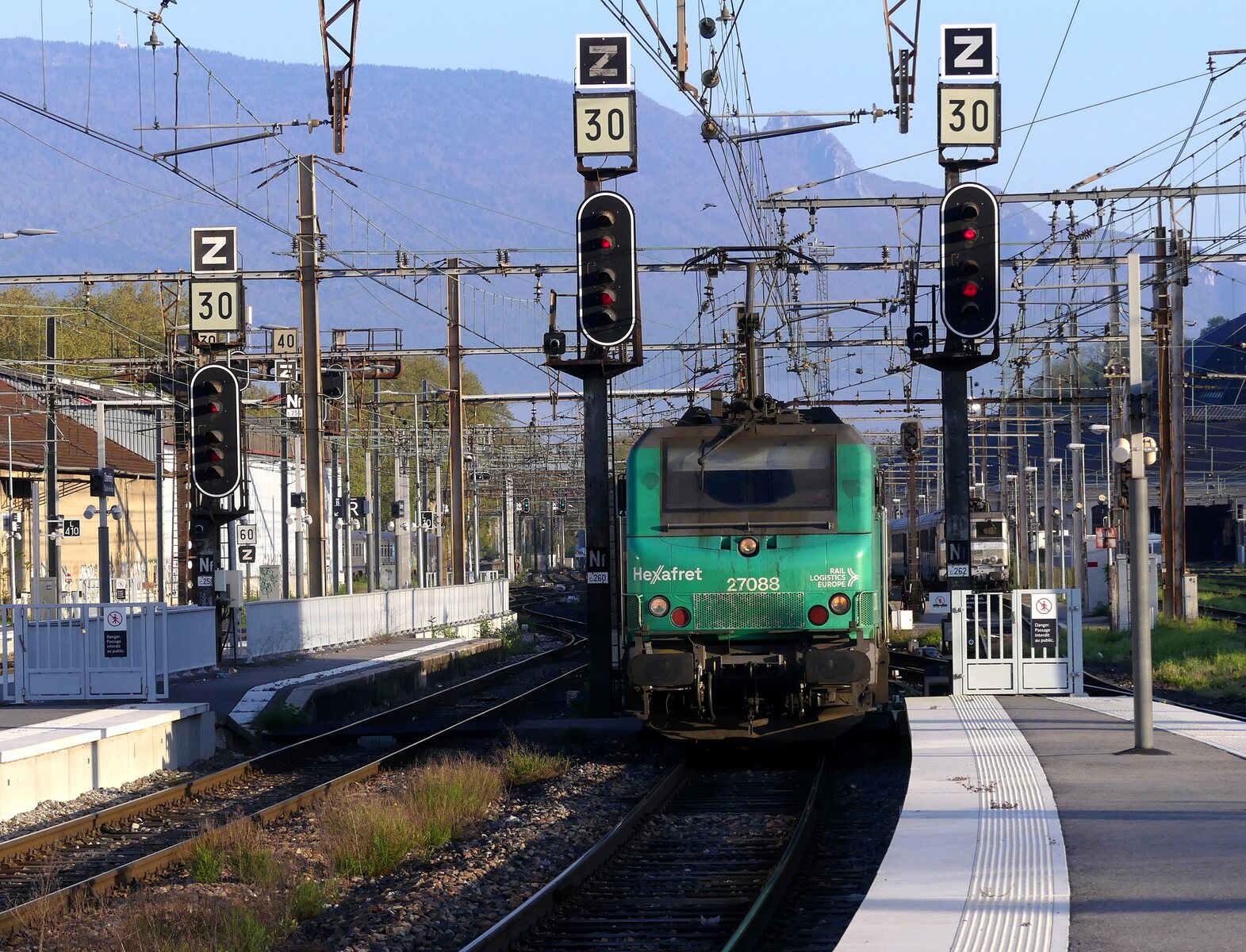 Locomotive et train de fret en gare de Chambéry